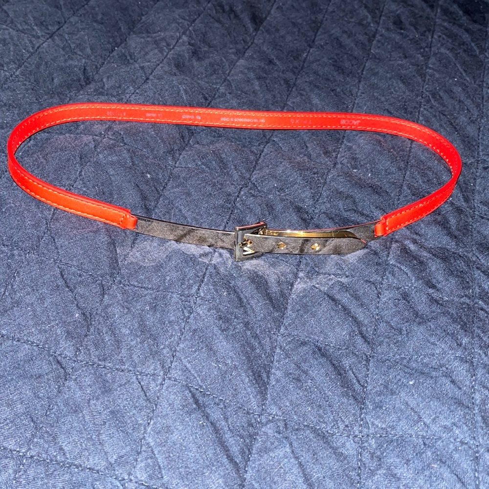 Skinny belt, Jacob, XS. Orange, with gold metal clasp feature. 3 holes.